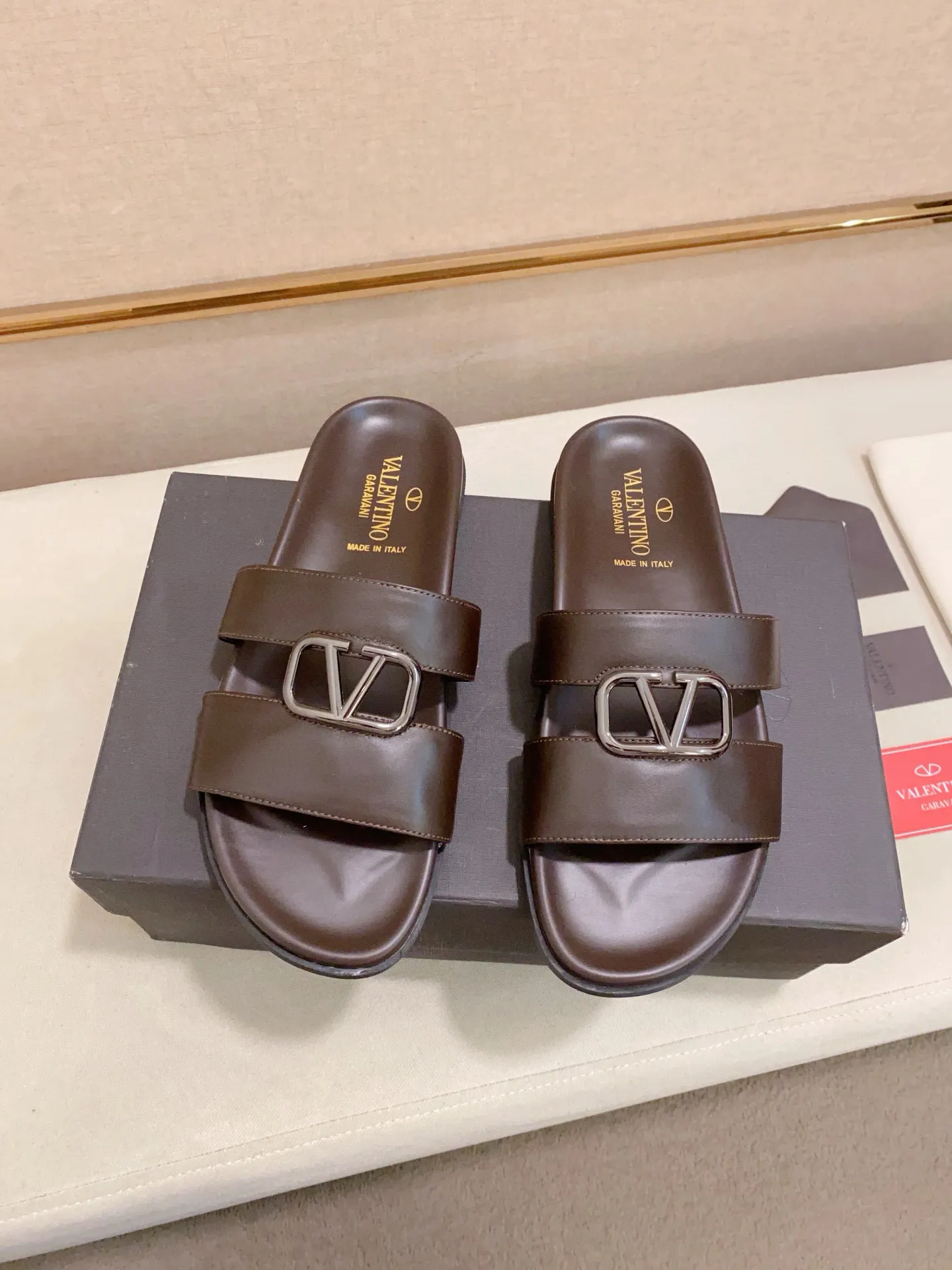 Men's shoes💰: 440💰[Valentino] New men's boutique slippers, counter quality, classic plaid, the actual workmanship is quite complex🔰The uppers are made of imported fabrics➕🐑Sheepskin lining, which tests the craftsman's craftsmanship➕original PU outsole. Size: 38-44 (45 can be customized, non-refundable)